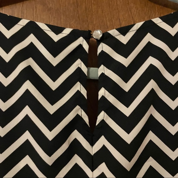 Candie’s Black and White Chevron Short Cap Sleeve Blouse - Picture 7 of 7